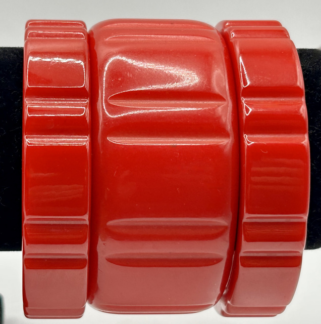 BB727 matching set of bright red groove carved bakelite bangles